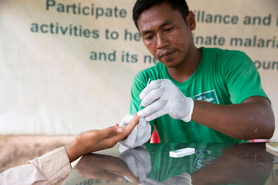 pemMobile malaria worker Chhoceung Thy tests a young woman who has crossed the LaosCambodia border after travelling in areas of high infectionemp