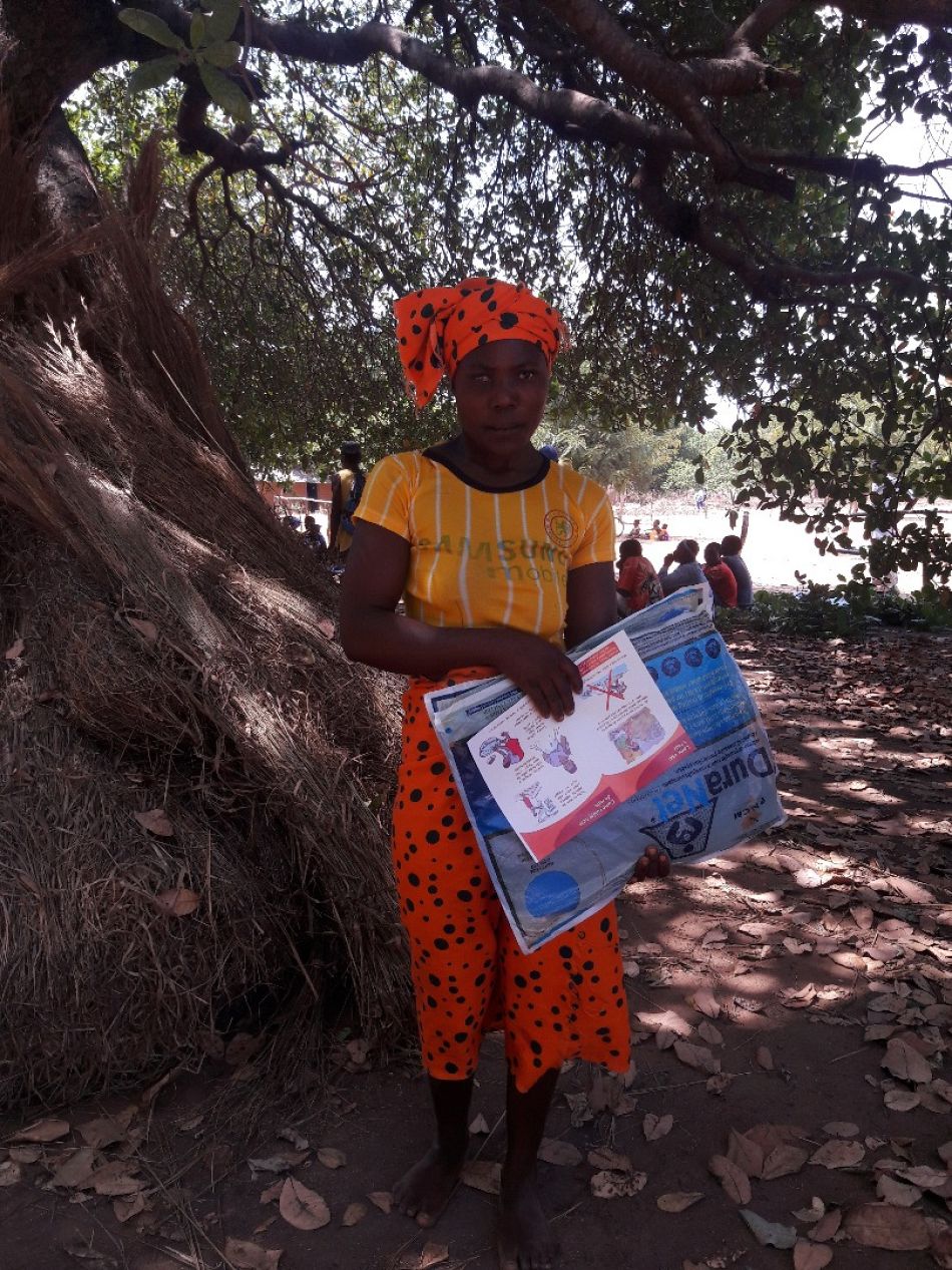 pUma mulher no distrito de Erati recebeu uma rede junto com um folheto com mensagens chave sobre uso e cuidado com a redep