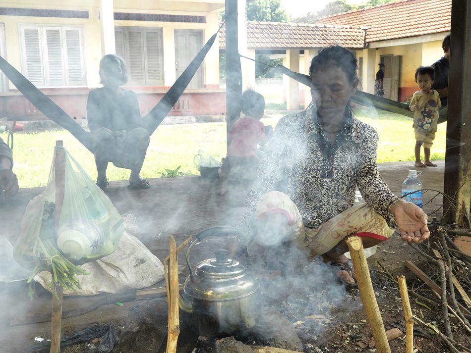 pA family visitor cooked on an open fire at Banlung Hospital It is the only referral hospital in Banlung district From January to March 2015 around 100 pneumonia cases in children under five years old were diagnosed and treatedbr br Copyright Malaria ConsortiumPeter Catonp
