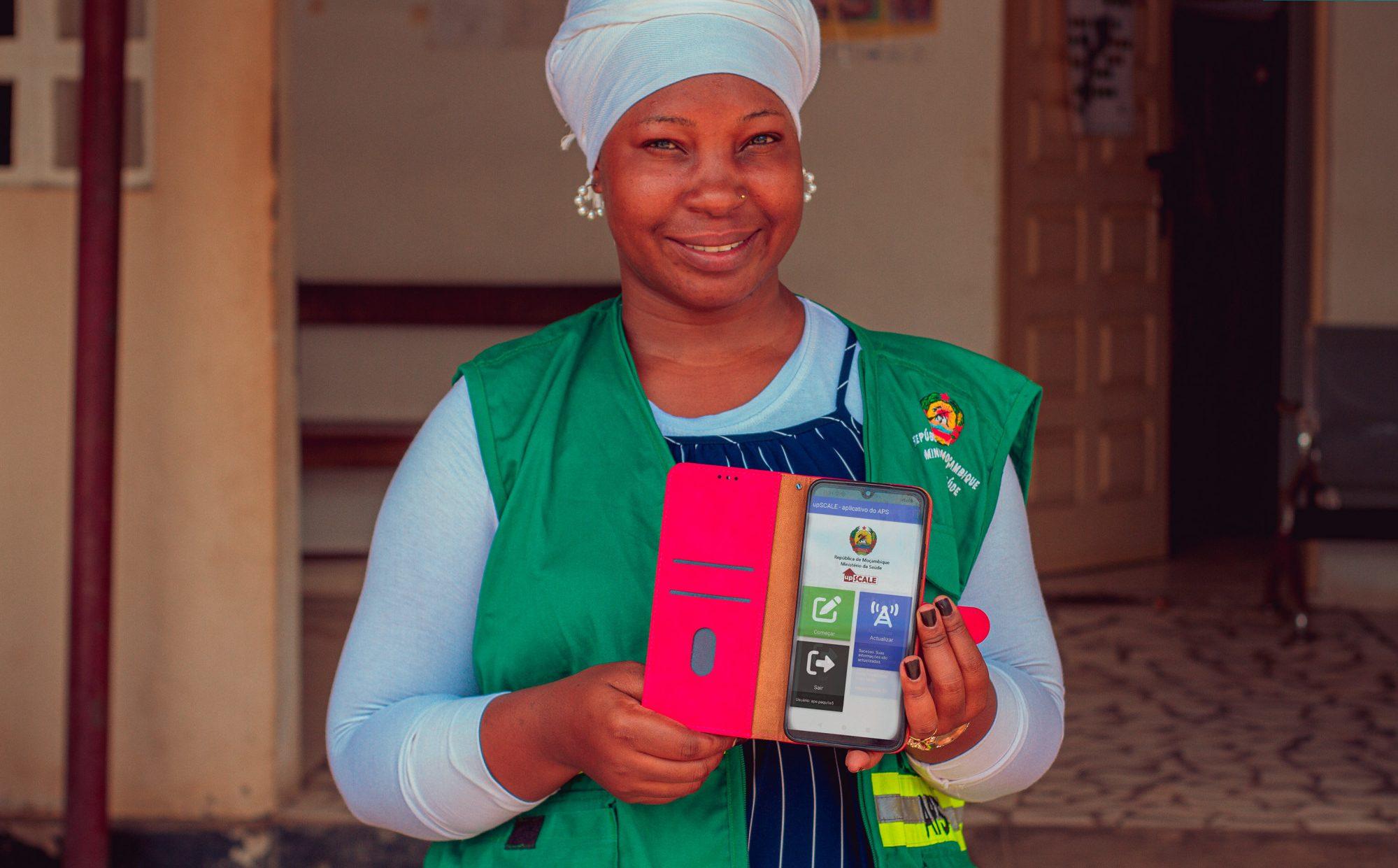 Curssumo Óscar José, a community health worker at the Paquitequete health centre in Mozambqiue, showing the upSCALE app on her mobile phone