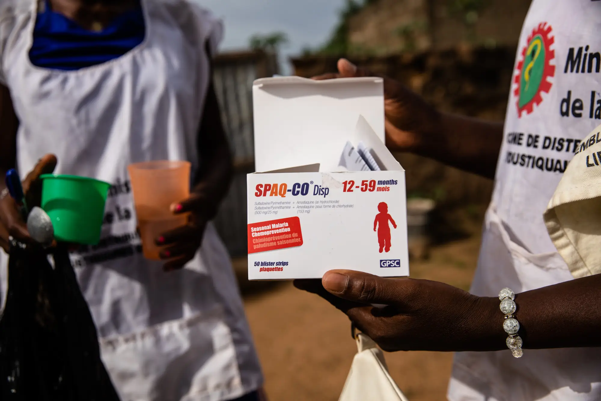 Campagne de prévention de la malaria au Burkina Faso menée par Malaria Consortium : des boîtes de médicaments antipaludéens.