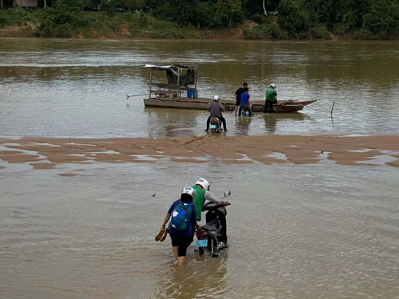 MC team crossing the Sesan river, Ratanakiri province, Veunsai area, November 2021