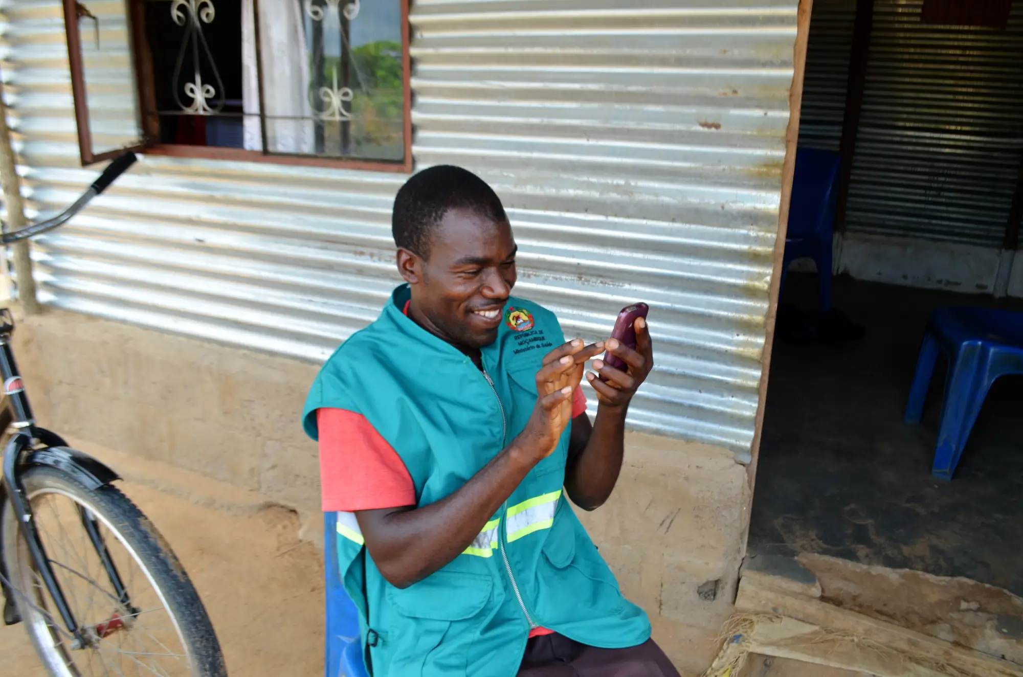 ape-fernando-using-his-mobile-phone-with-commcare-app-9