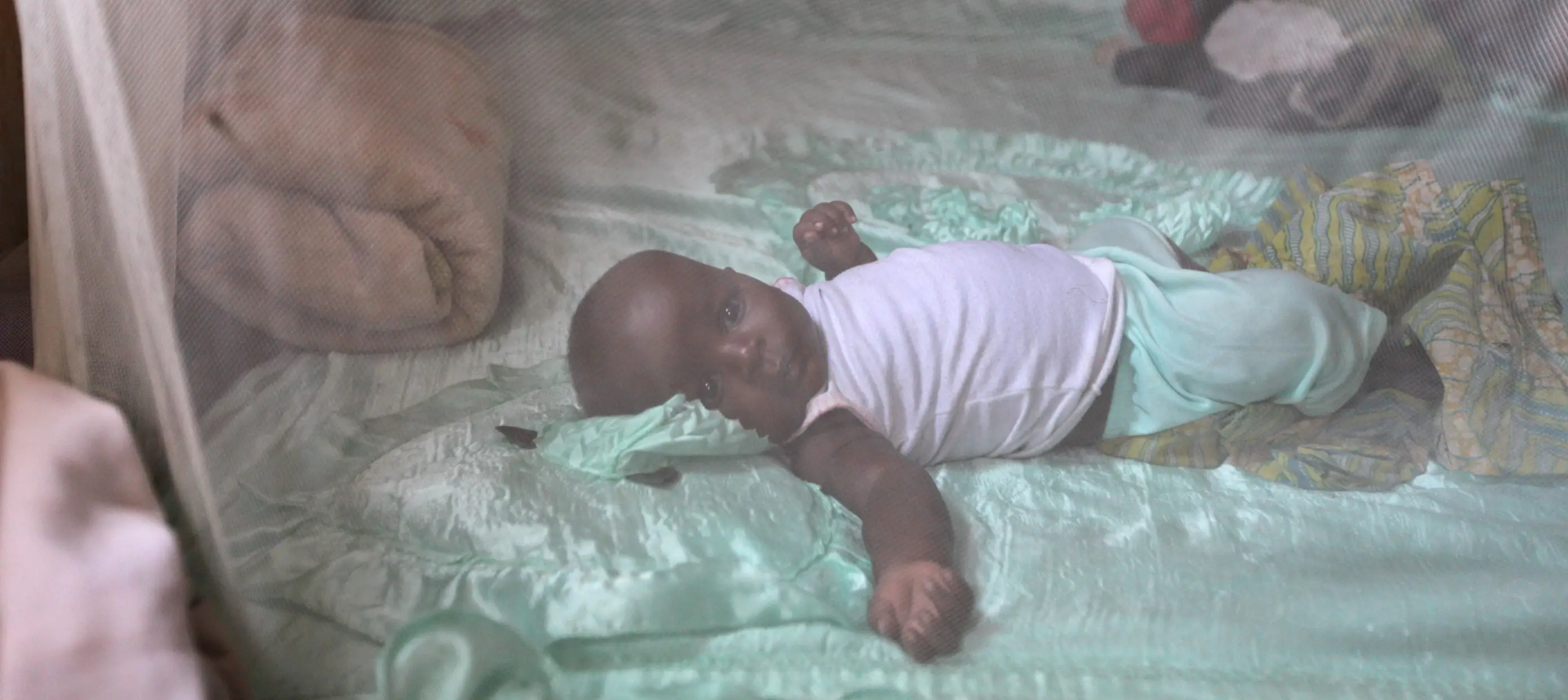 201307040314 child under a net in nigeria
