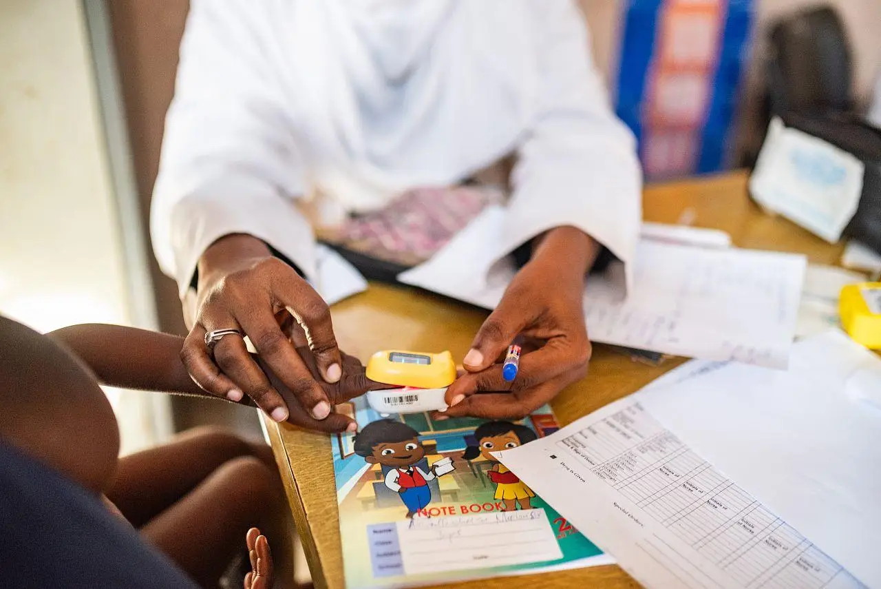 Health worker uses a pulse oximeter on a child, Kano state, Nigeria.
Credit: David Exodus