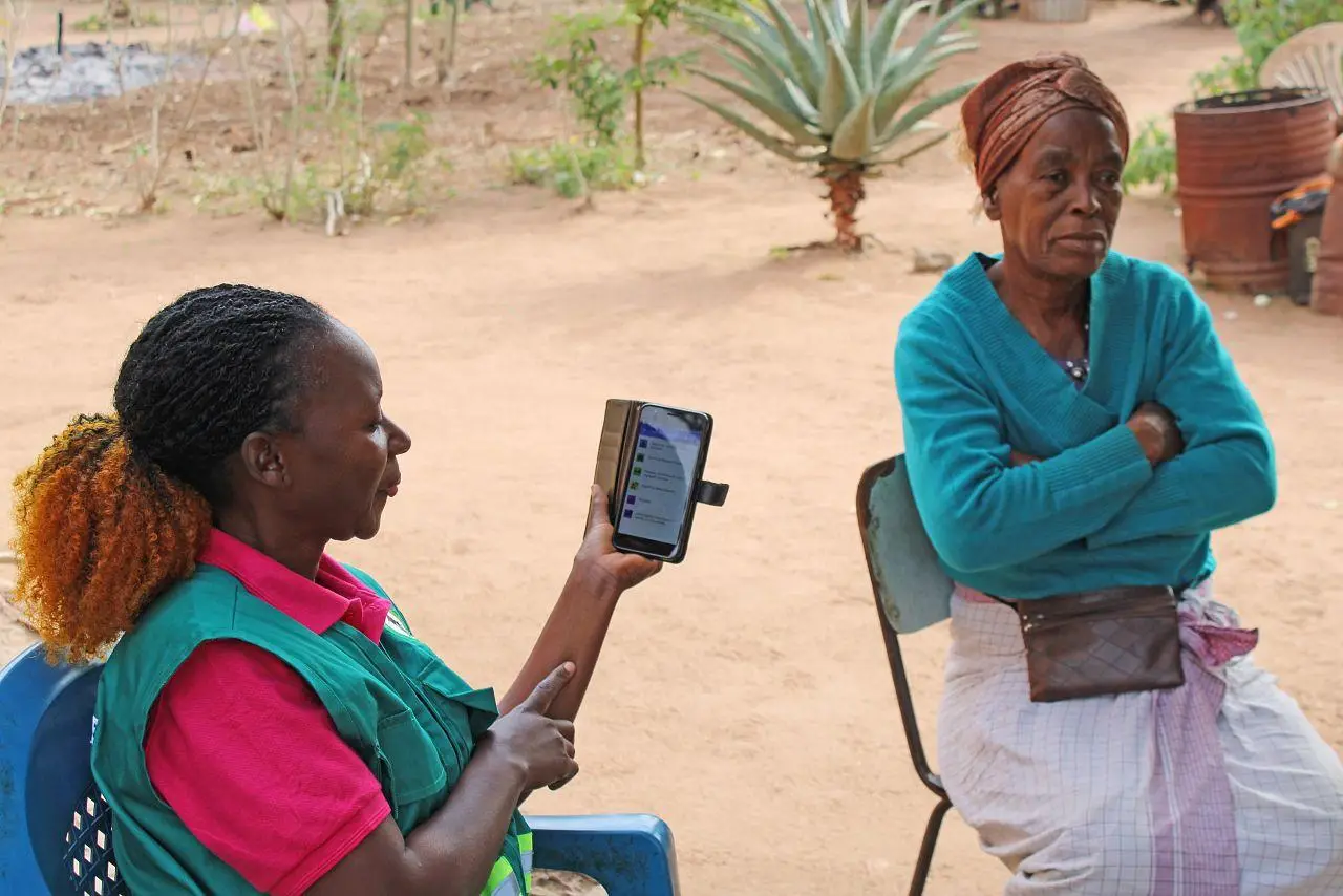 APE Julia attending a patient in the Umpala community, Boane district, Maputo province, Mozambique