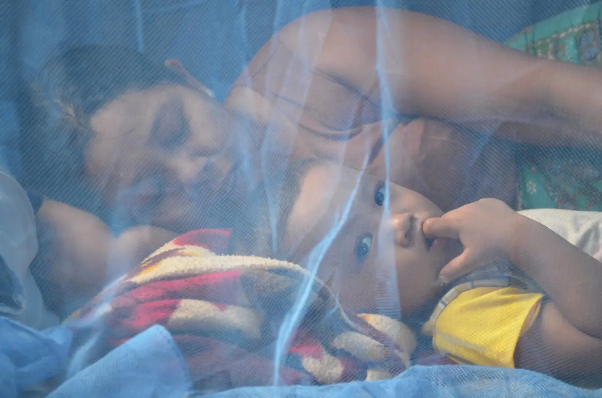 201409240543 mother and child under net kyun su township sept 2013 6