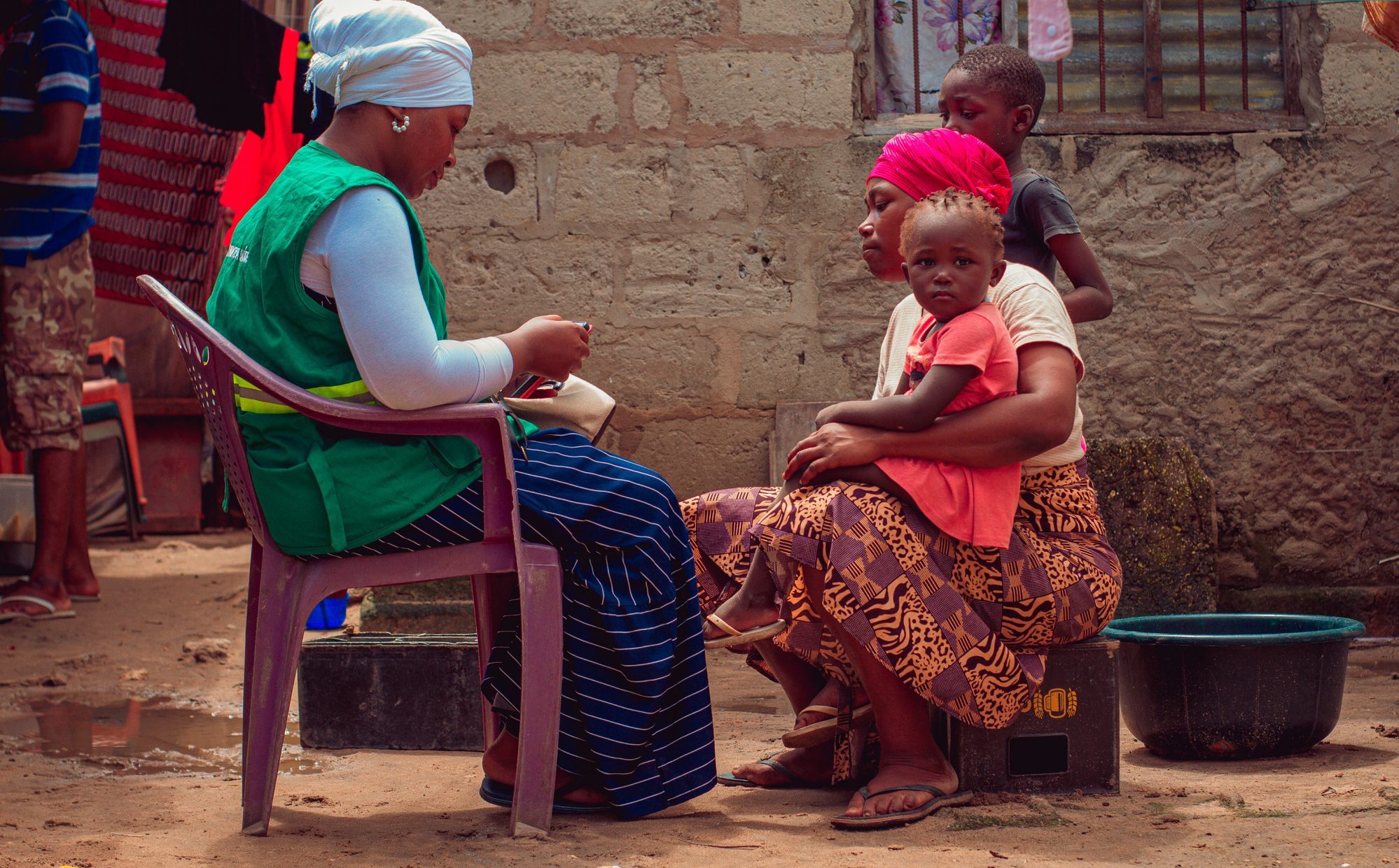 Curssumo Óscar José, a community health worker at the Paquitequete health centre in Mozambqiue, registering a family using the upSCALE app on her mobile phone