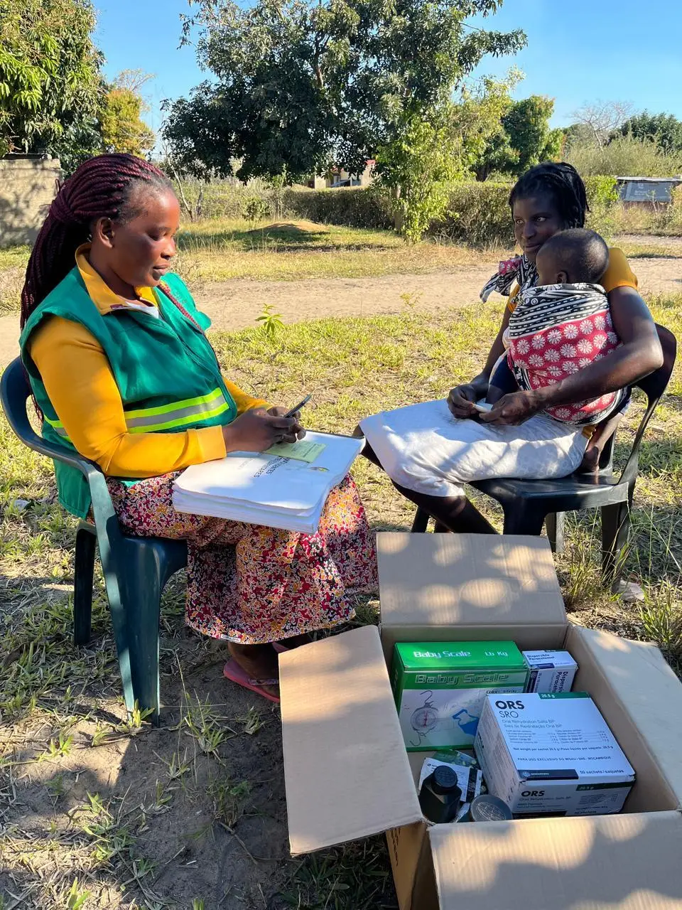 APS Luisa Mate assisting a patient in the Tavira community, Manhiça district, Maputo province, Mozambique