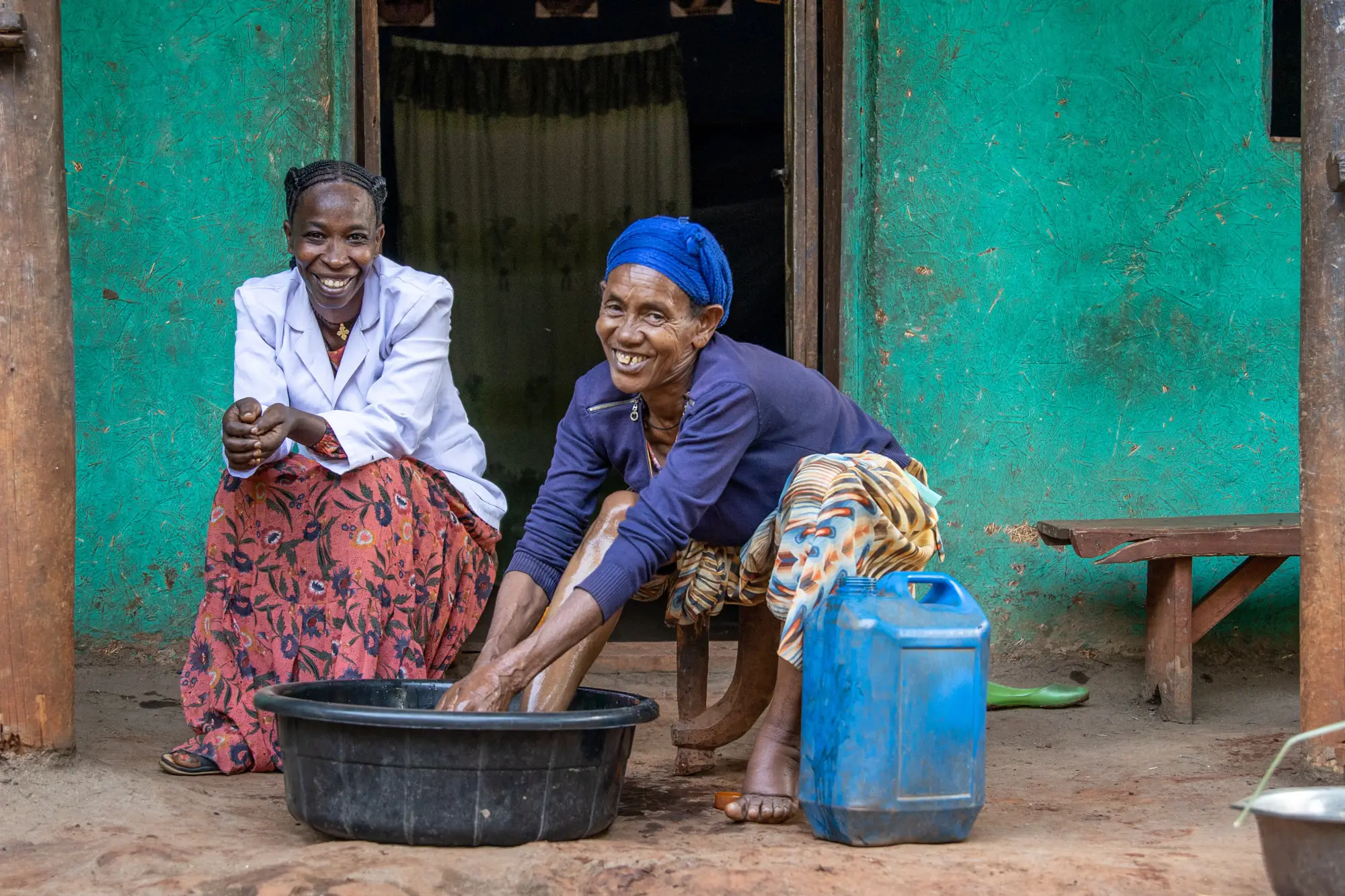 Almaz Kejela, Health Extention Worker, supervises home care management of  Bizunesh Shiferaw in Ofa woreda, Sodo Zuriya, Wolayita, Southern Ethiopia regional state