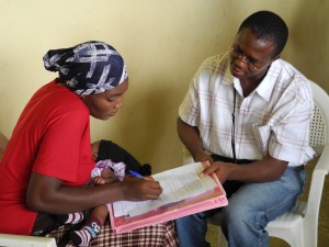 Malaria Consortium&rsquo;s Senior Technical Malaria Officer, Osita Okonkwo, interviews Fatima Abdulwahab from Wuse District, near Abuja, to hear her views on using mosquito nets.