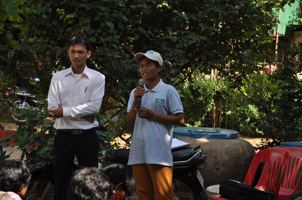 A positive deviance volunteers thanks community members and urges them to continue implementing preventive methods to protect themselves from dengue.