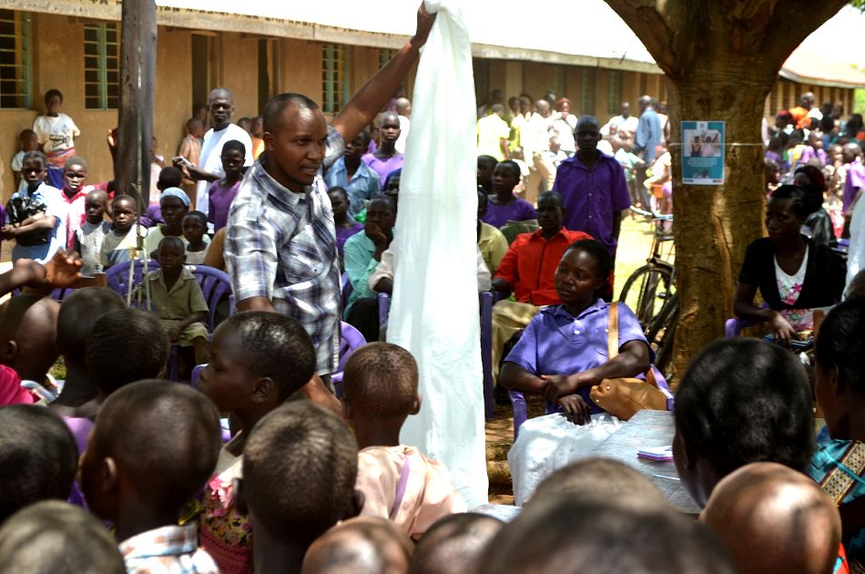 pMalaria Consortiumrsquos Julius Lukwago Technical Officer shows parents how to properly take care of their netsnbspp