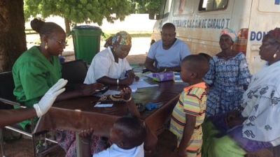 Community Health Workers and children at the SMC distribution in Garalo 