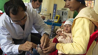 Keo Chetna, Expert Counter, placed a probe on a baby’s toe to measure his blood oxygen saturation level in order to detect pneumonia.Copyright Malaria Consortium/Peter Caton