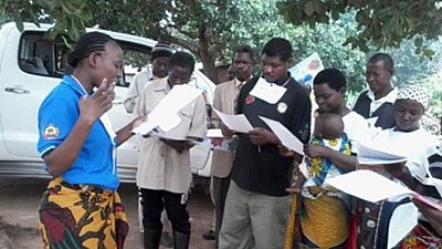 Field officer guiding the malaria knowledge pre-test during a training of Mutivaze communal structure members, District of Rapale, Mozambique.